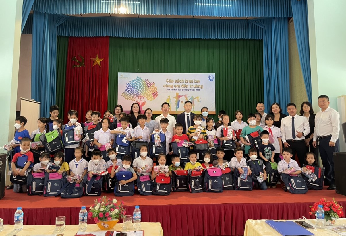 Phú Hưng life tặng quà cho học sinh nghèo hiếu học
